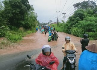 Terjebak Banjir TNI/Polri Lebong Bantu Pengendara Menyebrang