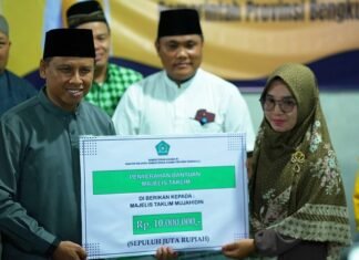 Pemprov Bengkulu menyerahkan bantuan untuk 10 masjid di kaur