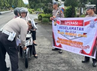 Satlantas Polres B.U Bagi Brosur dan Stiker di Operasi Keselamatan Nala 2024