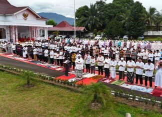 Bupati Ari Laksanakan Sholat Idul Fitri 1446 H di Balai Daerah