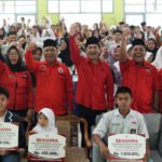 Wujud Kehadiran Pemerintah, Bupati BU Serahkan Bantuan PIP Kepada Siswa Penerima