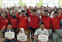 Wujud Kehadiran Pemerintah, Bupati BU Serahkan Bantuan PIP Kepada Siswa Penerima
