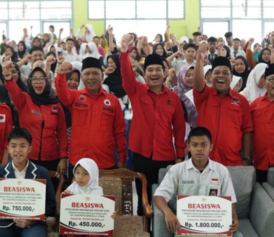 Wujud Kehadiran Pemerintah, Bupati BU Serahkan Bantuan PIP Kepada Siswa Penerima
