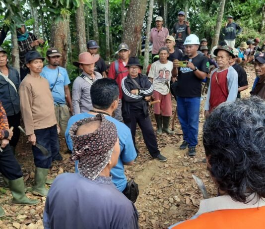PT Gilang Hydro Lestari dan PT Nusa Konstruksi Enjiniring Perbaiki Akses Jalan Warga di Cilograng