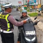 Cegah Kebisingan di Jalan, Satlantas Polres Lebong Bagikan Leaflet