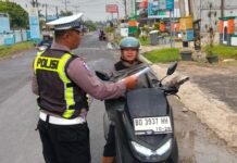 Cegah Kebisingan di Jalan, Satlantas Polres Lebong Bagikan Leaflet