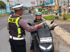 Cegah Kebisingan di Jalan, Satlantas Polres Lebong Bagikan Leaflet