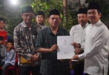 Takziah Sambil Melayani, Bupati Bengkulu Utara Serahkan Akta Kematian ke Keluarga Duka